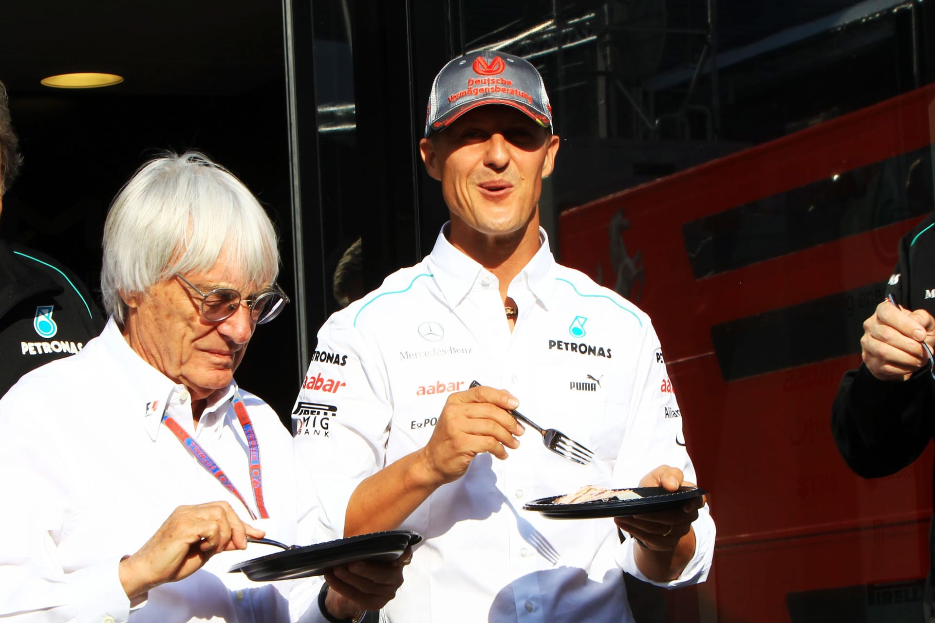 Bernie Ecclestone (links) mit Michael Schumacher: Die beiden arbeiteten über Jahre hinweg zusammen.