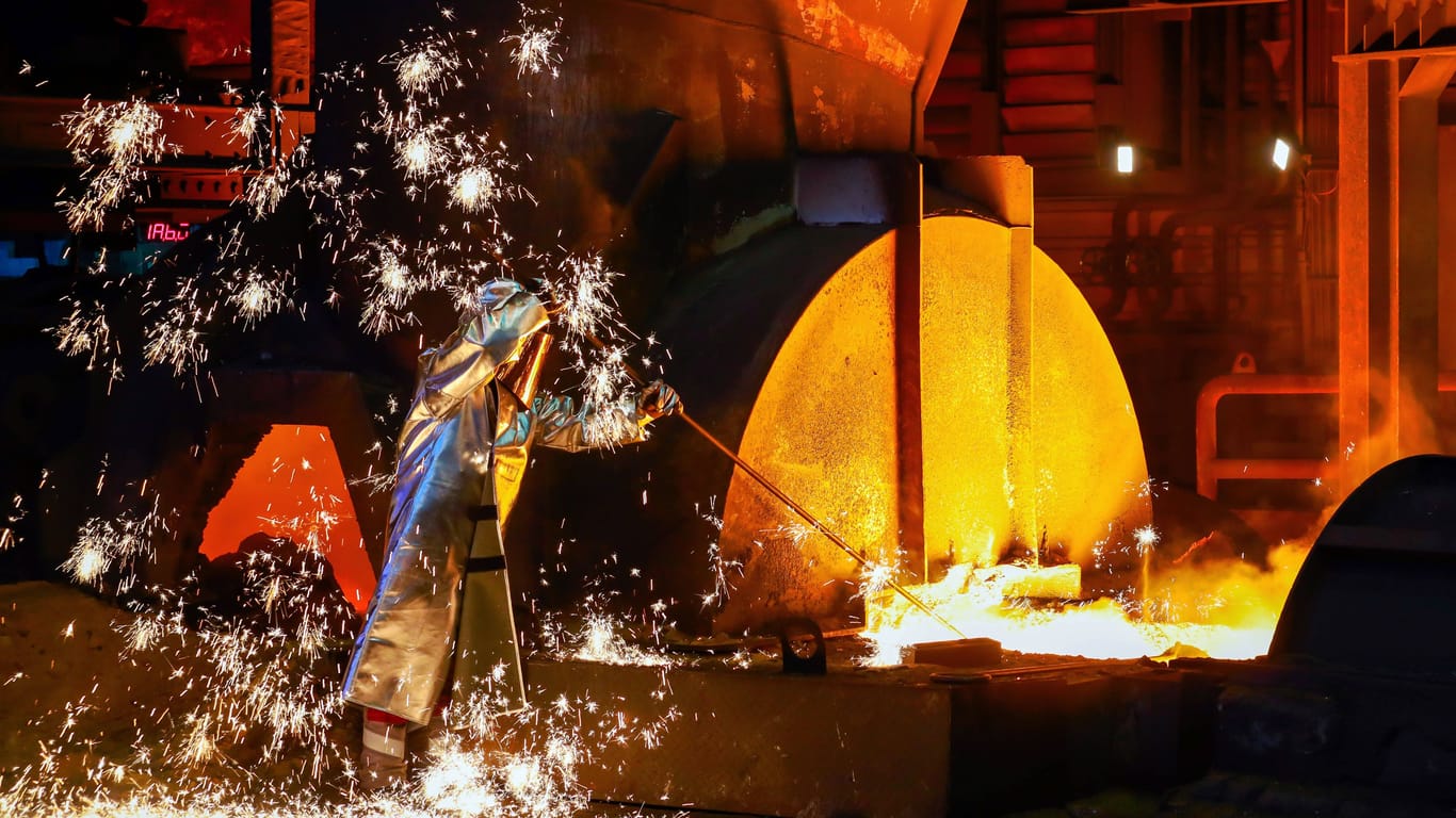 Ein Stahlarbeiter an einem Hochofen (Symbolbild): Aufgrund der schlechten Auftragslage haben viele Betriebe ihre Produktion zurückgefahren.