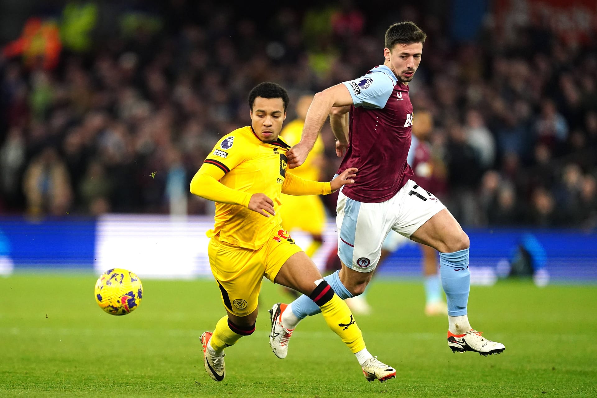 Villas Clément Lenglet (r.) im Duell mit Sheffields Cameron Archer: Die Partie endete unentschieden.