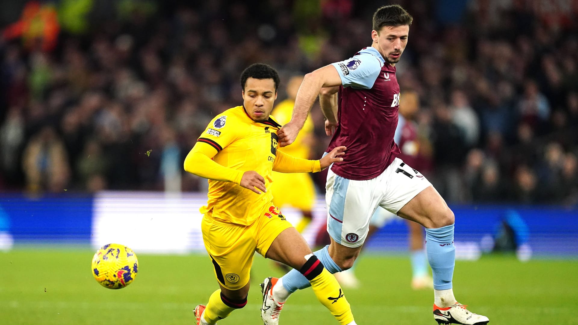 Villas Clément Lenglet (r.) im Duell mit Sheffields Cameron Archer: Die Partie endete unentschieden.