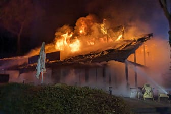 Meterhohe Flammen schlagen aus dem Dachgeschoss des Gebäudes. Trotz eines Großaufgebotes der Feuerwehr konnte das Objekt nicht gerettet werden.
