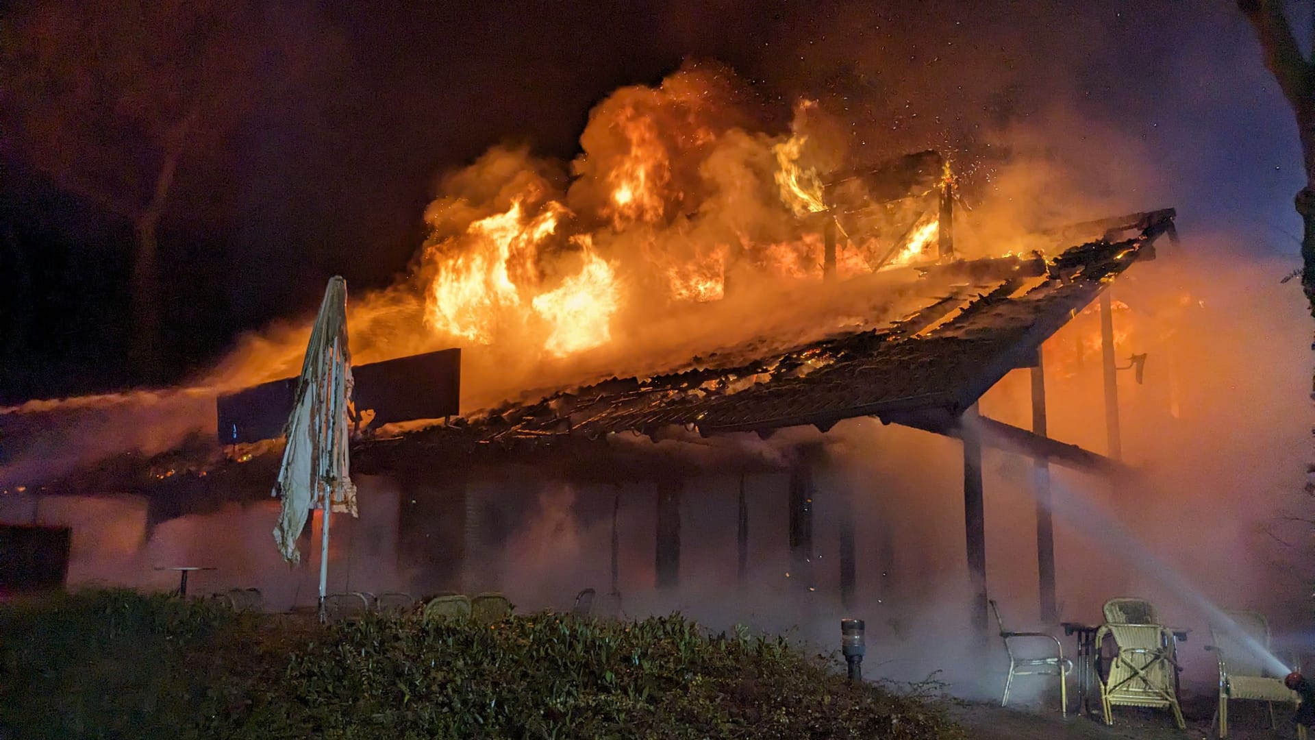 Meterhohe Flammen schlagen aus dem Dachgeschoss des Gebäudes. Trotz eines Großaufgebotes der Feuerwehr konnte das Objekt nicht gerettet werden. Meterhohe Flammen schlagen aus dem Dachgeschoss des Gebäudes. Trotz eines Großaufgebotes der Feuerwehr konnte das Objekt nicht gerettet werden.