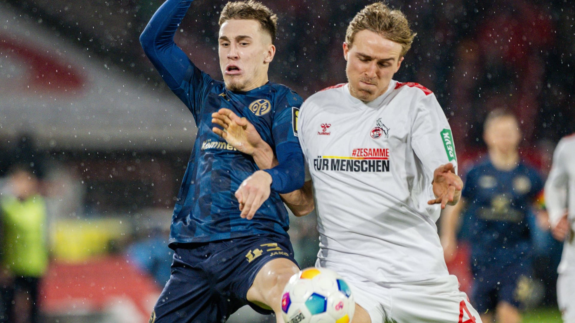 Kein Sieger: Mainz' Gruda (li.) gegen Kölns Hübers. Kein Sieger: Mainz' Gruda (li.) gegen Kölns Hübers.
