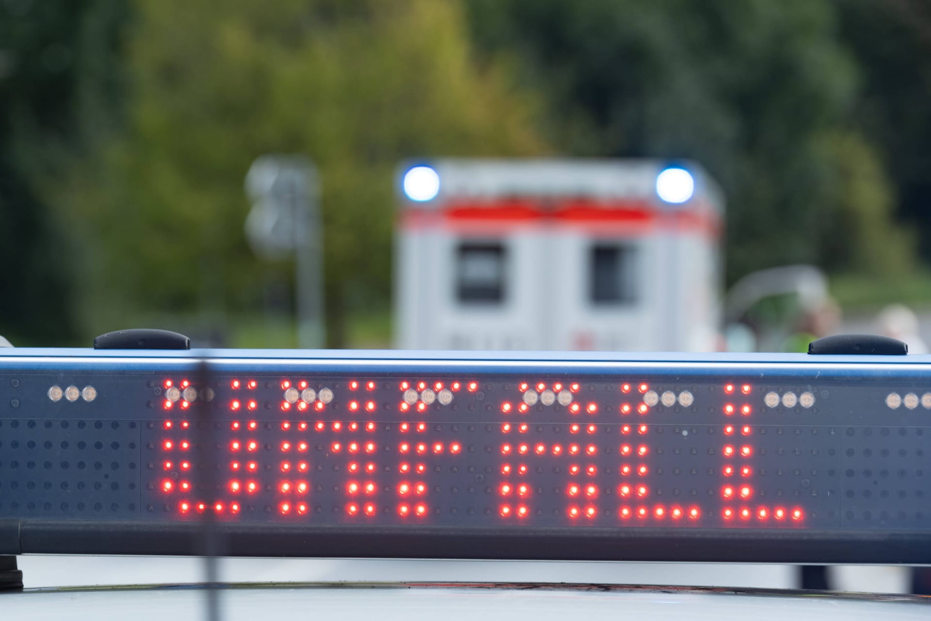 "Unfall" steht auf einem Streifenwagen der Polizei (Symbolbild): Wie es zu dem Unfall kommen konnte, muss nun ermittelt werden.