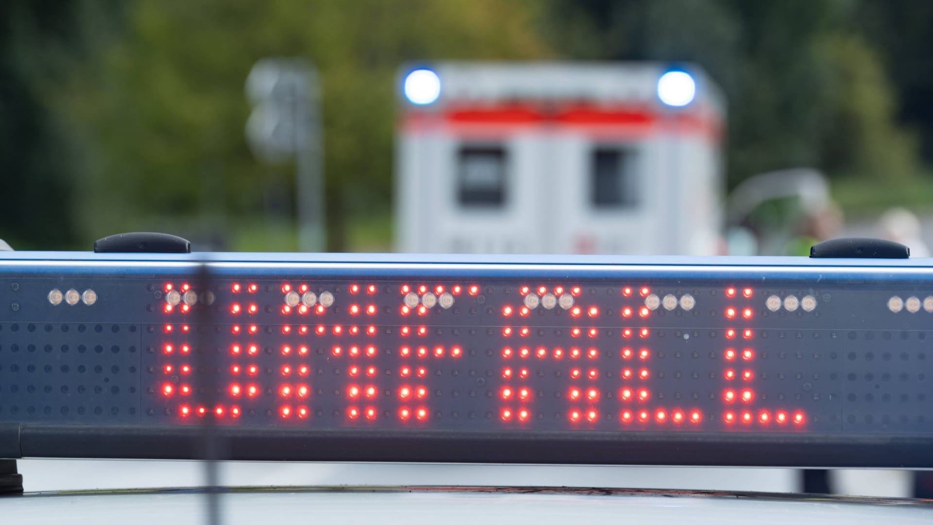 "Unfall" steht auf einem Streifenwagen der Polizei (Symbolbild): Wie es zu dem Unfall kommen konnte, muss nun ermittelt werden. "Unfall" steht auf einem Streifenwagen der Polizei (Symbolbild): Wie es zu dem Unfall kommen konnte, muss nun ermittelt werden.