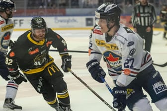 Jonas Nyhus Myhre (r.): Das Talent spielt in der norwegischen Eishocke-Liga.