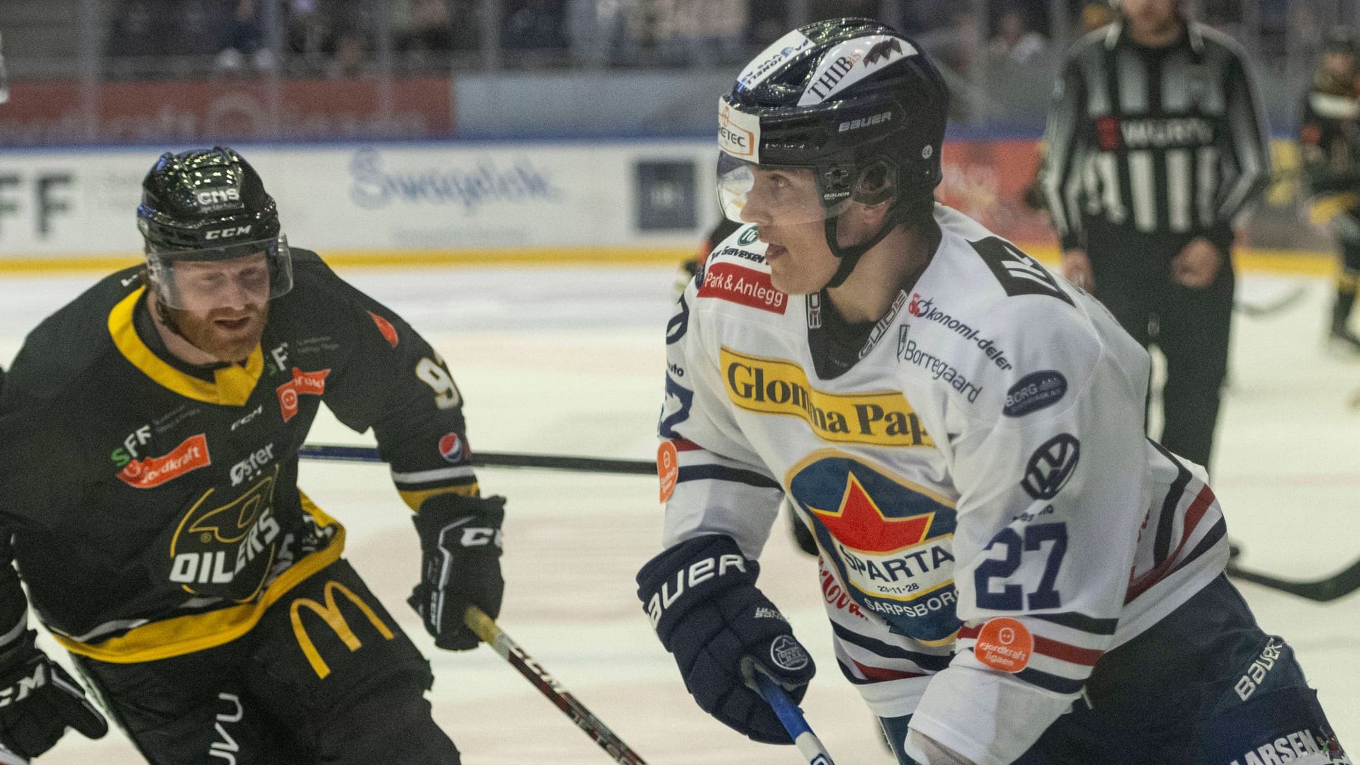 Jonas Nyhus Myhre (r.): Das Talent spielt in der norwegischen Eishocke-Liga.