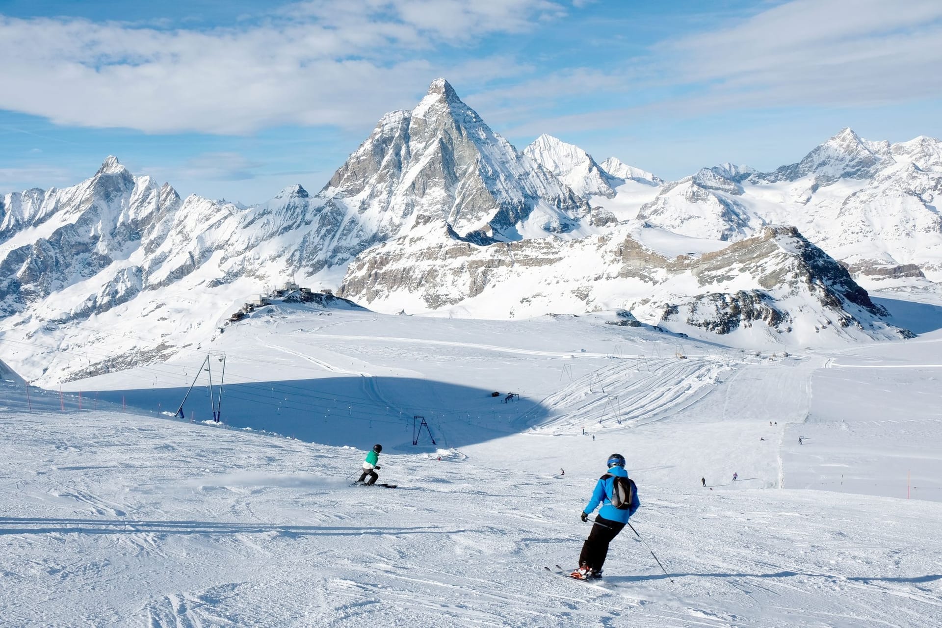 Wintersportler vor Matterhorn-Kulisse