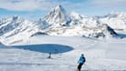 Wintersportler vor Matterhorn-Kulisse