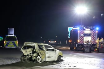Die A555: Zwischen Köln und Bonn sind zwei Menschen verstorben – sie verbrannten in ihrem Auto.