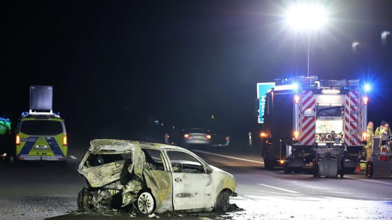 Die A555: Zwischen Köln und Bonn sind zwei Menschen verstorben – sie verbrannten in ihrem Auto.