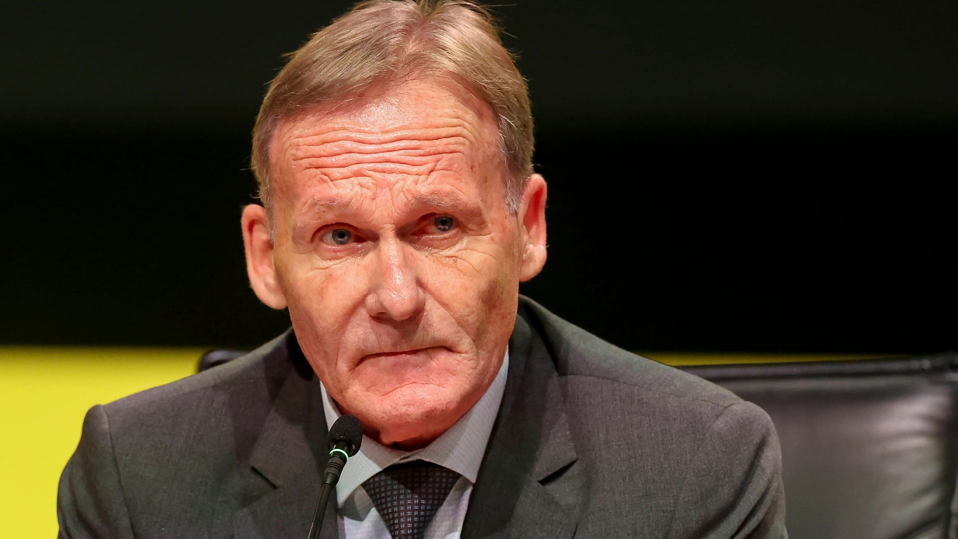 Hans-Joachim Watzke: Er soll sich die BVB-Partie nicht bis zum Ende angesehen haben. Hans-Joachim Watzke: Er soll sich die BVB-Partie nicht bis zum Ende angesehen haben.