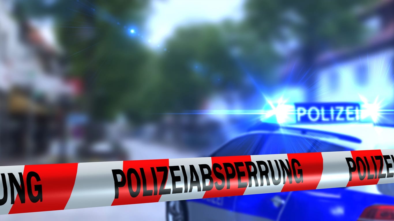 Ein Absperrband der Polizei: Die Berliner Polizei versucht die Identität eines unbekannten Mannes zu klären, der tot in einem Parkhaus gefunden wurde.