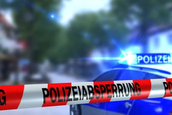 Ein Absperrband der Polizei: Die Berliner Polizei versucht die Identität eines unbekannten Mannes zu klären, der tot in einem Parkhaus gefunden wurde.