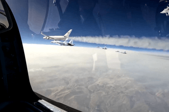 Videoaufnahmen zeigen, wie Putin von Kampfjets begleitet wird.