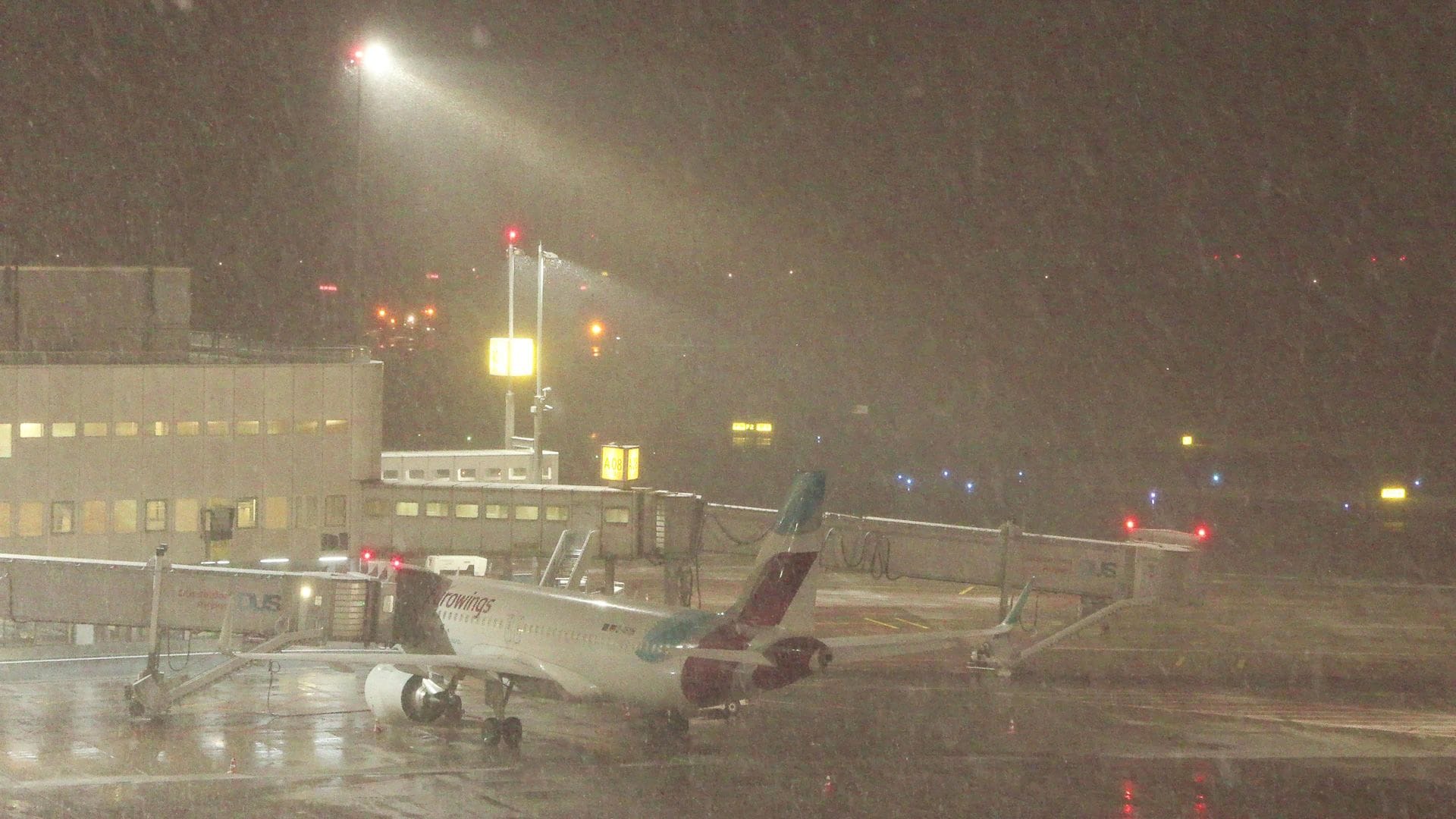 Stadtgebiet und Flughafen Düsseldorf: Winterdienst nach Schneefa Stadtgebiet und Flughafen Düsseldorf: Winterdienst nach Schneefa
