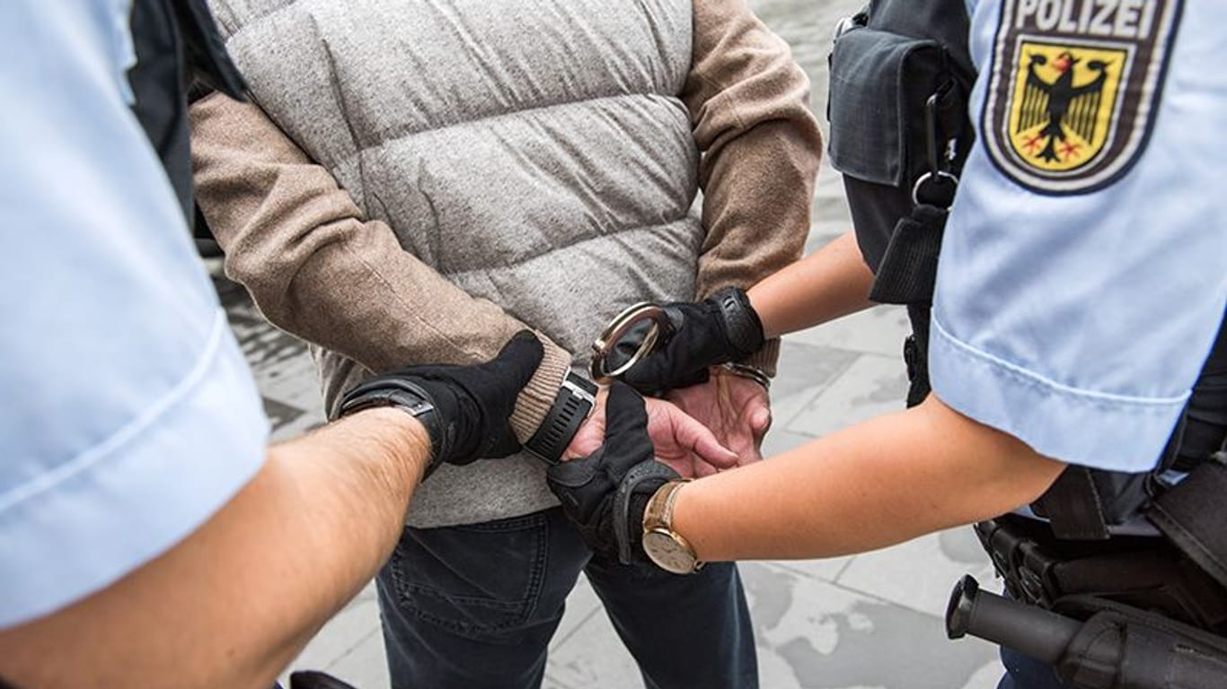 Beamte der Bundespolizei nehmen einen Mann fest (Symbolbild): Am Kölner Hauptbahnhof hat ein Mann mehrere Menschen geschubst und getreten.