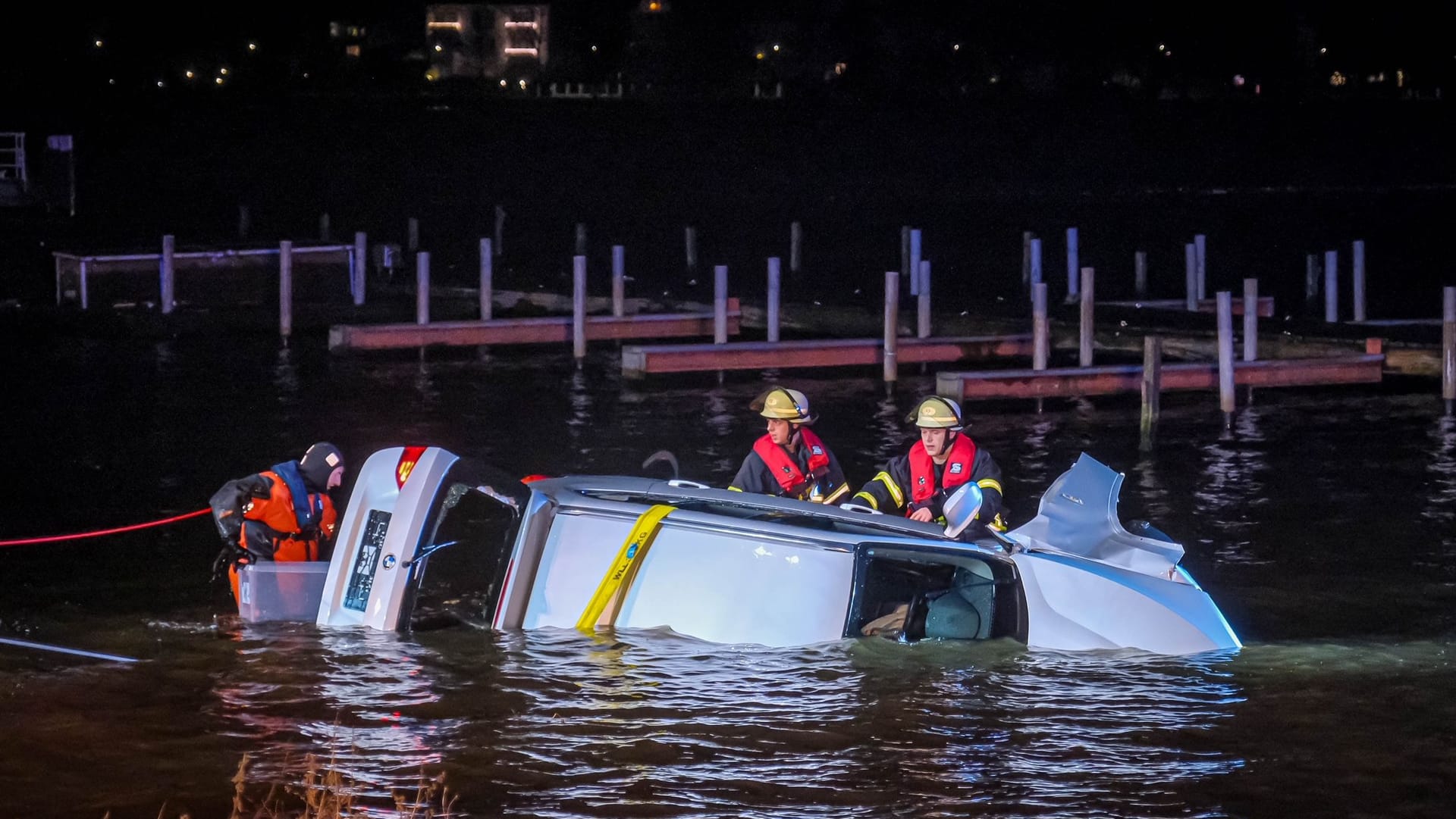 Fahrzeug liegt im Wasser: Einsatzkräfte haben in der Außenalster nach einem Autofahrer gesucht. Fahrzeug liegt im Wasser: Einsatzkräfte haben in der Außenalster nach einem Autofahrer gesucht.
