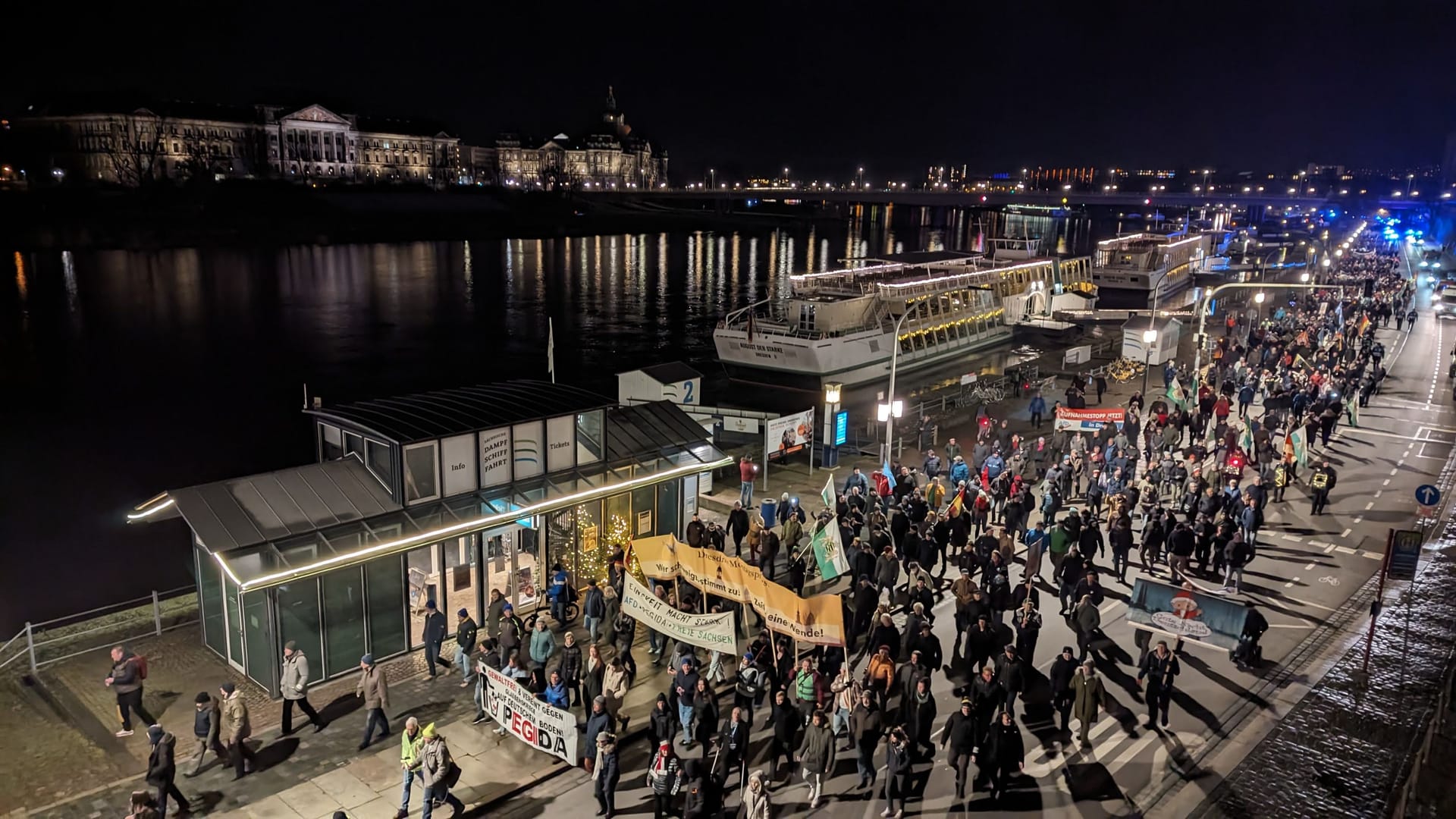 Mit einer halben Stunde Verspätung ist Pegida am Terrassenufer angekommen.