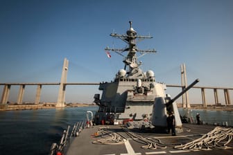 Kriegsschiff der US-Marine "USS Carney" (Symbolbild): Ein Kamikazeboot der Huthi soll vor Erreichen des Ziels explodiert sein.