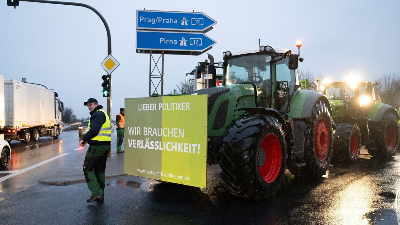 Landwirte blockieren Autobahnauffahrten