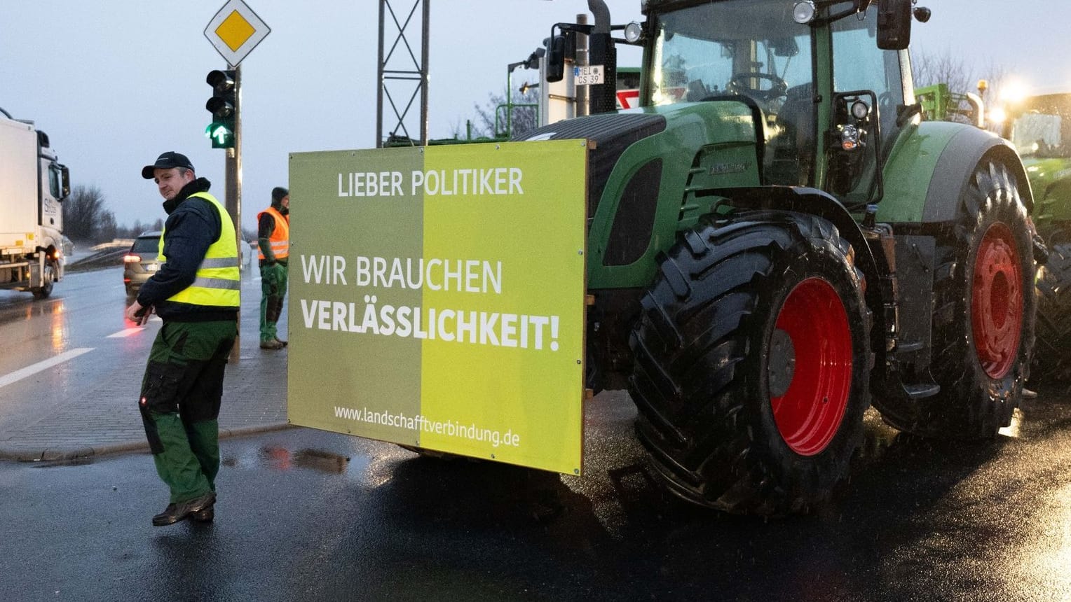 Landwirte blockieren Autobahnauffahrten