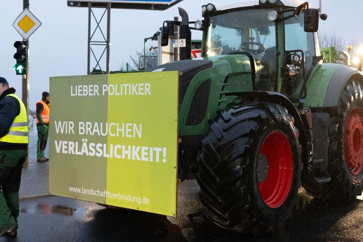 Landwirte blockieren Autobahnauffahrten