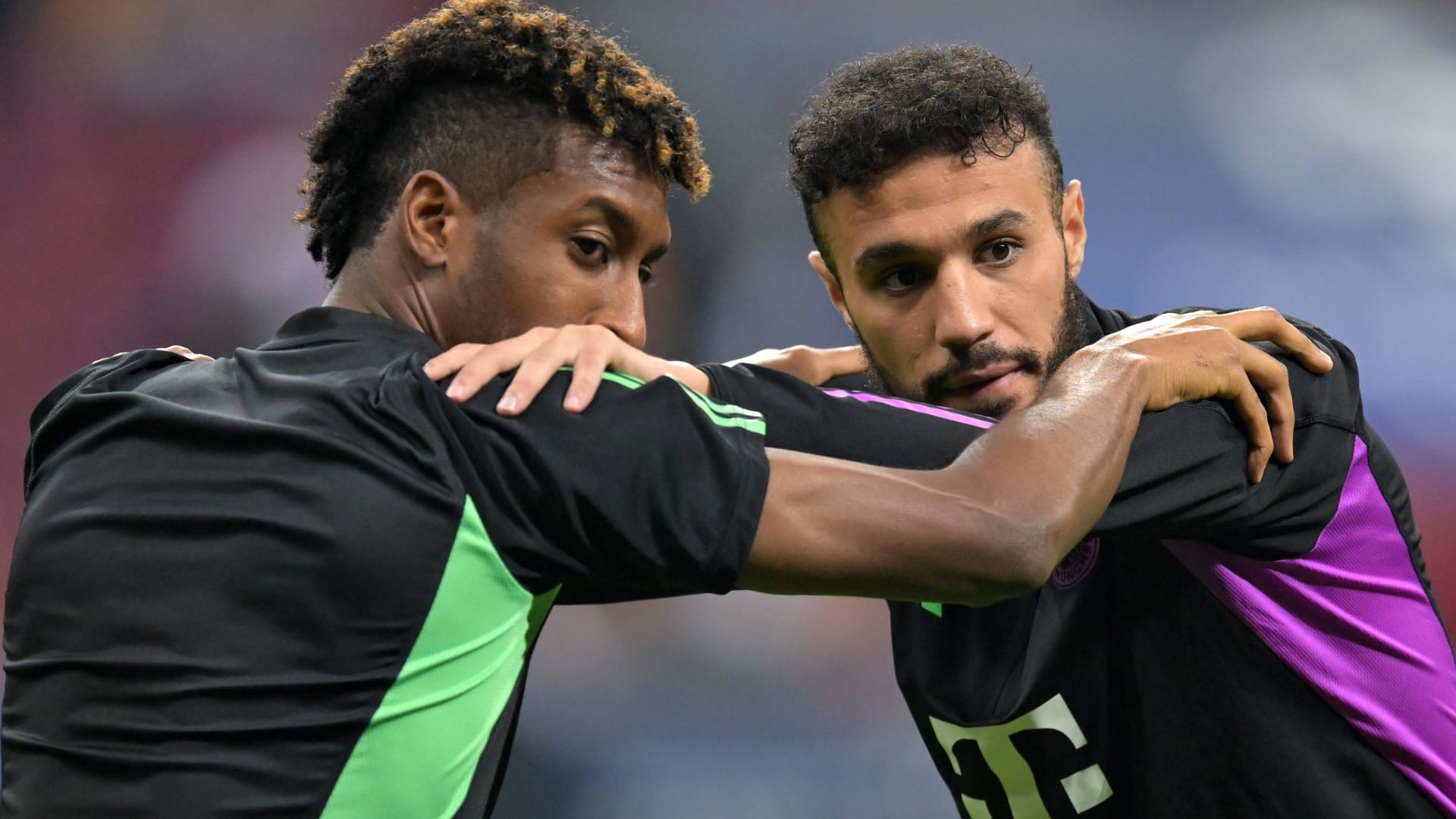 Kingsley Coman (l.) und Noussair Mazraoui: Beide Spieler fallen für die letzten Spiele des Jahres 2023 aus.