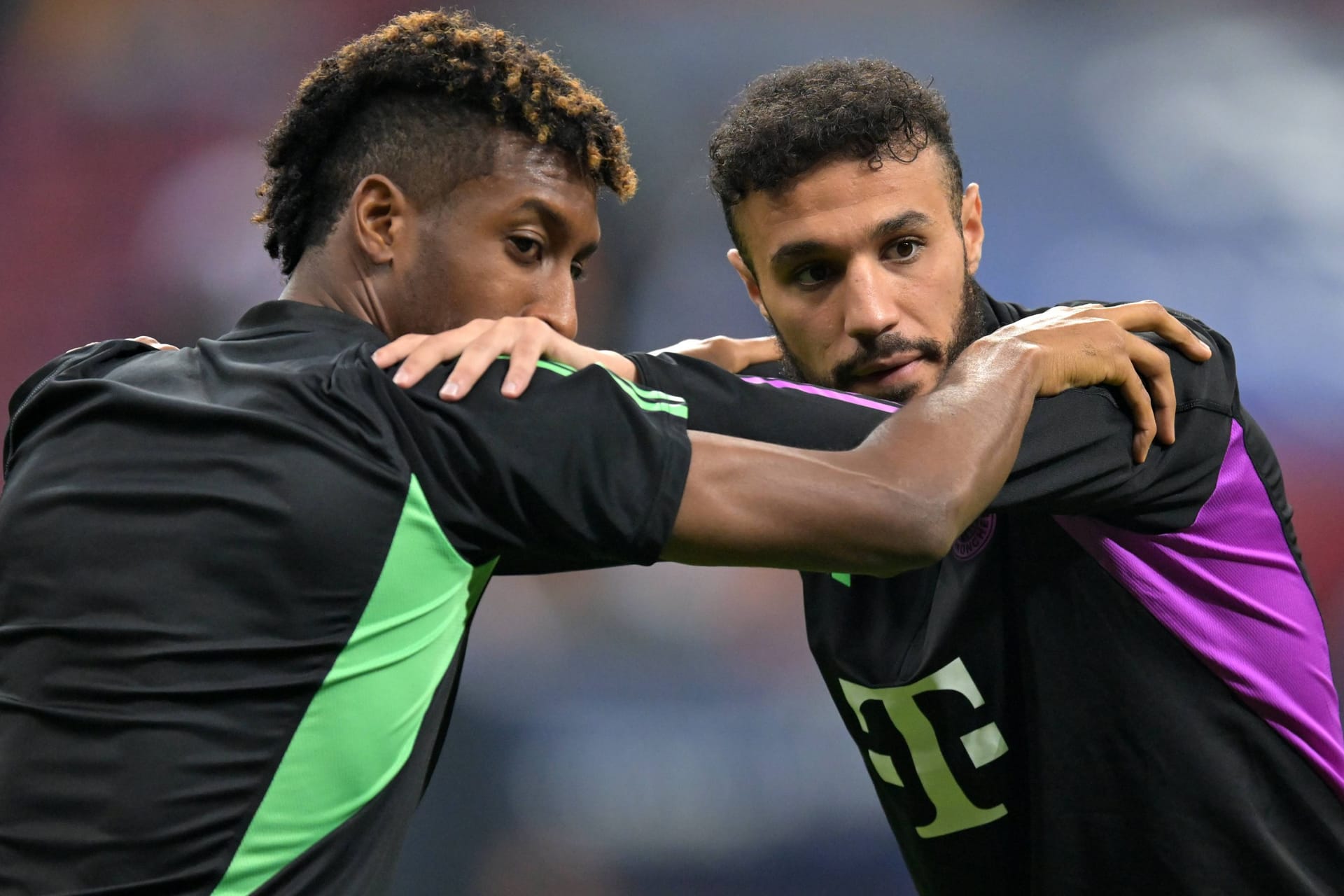 Kingsley Coman (l.) und Noussair Mazraoui: Beide Spieler fallen für die letzten Spiele des Jahres 2023 aus.