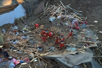 Suche nach Überlebenden nach einem schweren Erdbeben im Nordosten Chinas.