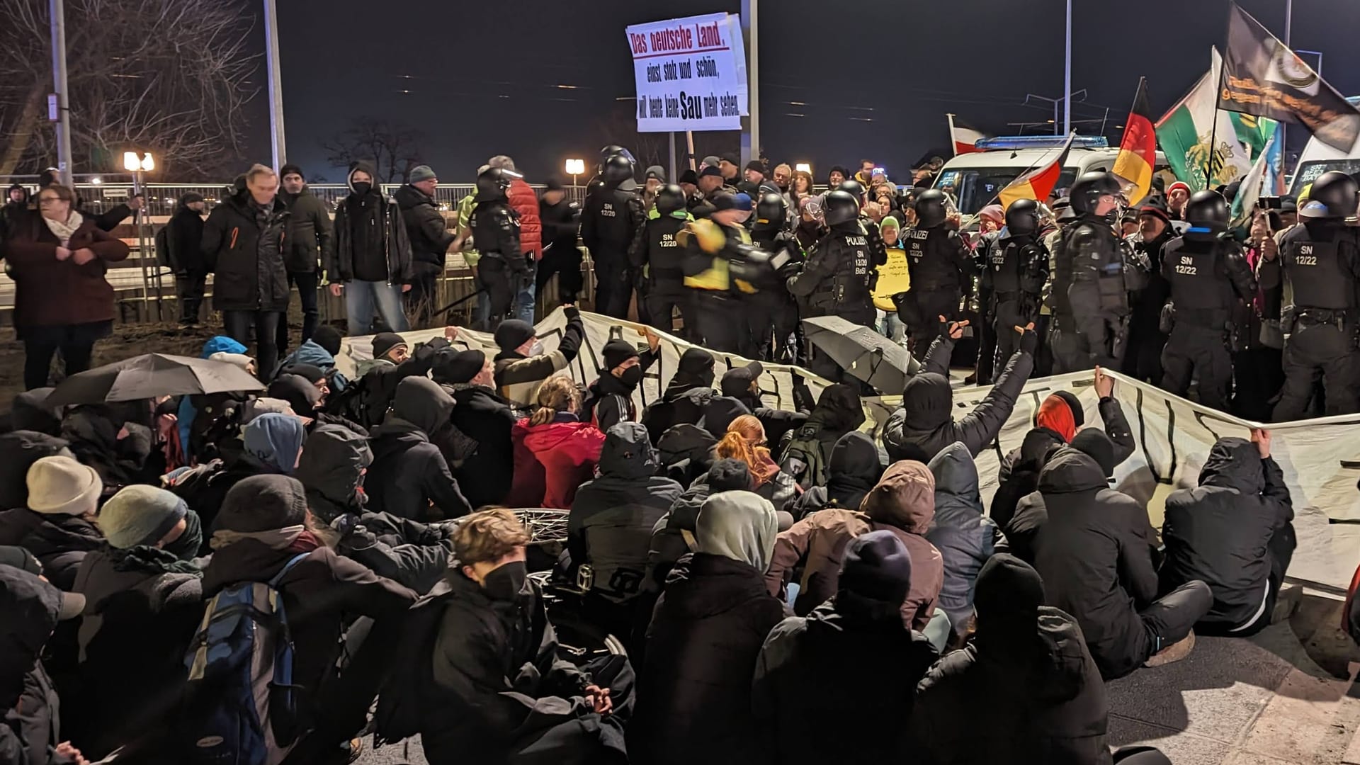 Vor der Dresdner Synagoge stockt der Pegida-Aufzug: Polizei kann Sitzblockade mit etwa 35 Demonstrierenden nicht verhindern.