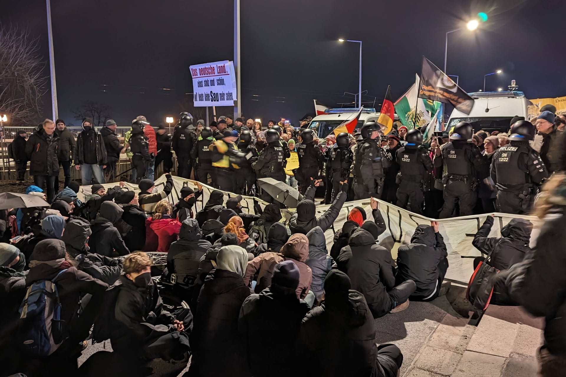 Vor der Dresdner Synagoge stockt der Pegida-Aufzug: Polizei kann Sitzblockade mit etwa 35 Demonstrierenden nicht verhindern.