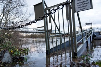 Am Mittwoch Abend brachte die Feuerwehr Wiesbaden mit ca 35 Kräften die ersten Hochwasserschutzwände in Stellung. Mehrere Straßen wurden mit Schutzmaßnahmen ausgestattet. Auf dem Foto ist eine überschwemmte Brücke zu sehen.