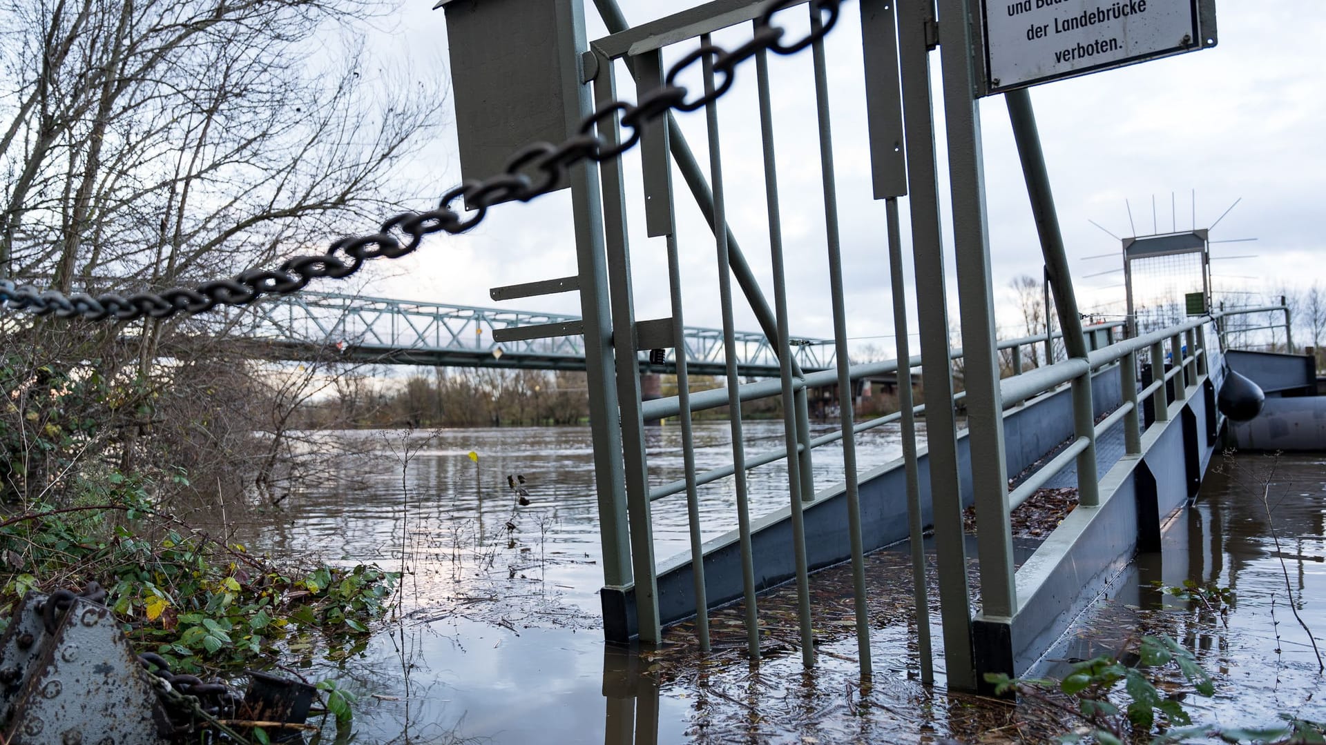 Am Mittwoch Abend brachte die Feuerwehr Wiesbaden mit ca 35 Kräften die ersten Hochwasserschutzwände in Stellung. Mehrere Straßen wurden mit Schutzmaßnahmen ausgestattet. Auf dem Foto ist eine überschwemmte Brücke zu sehen.