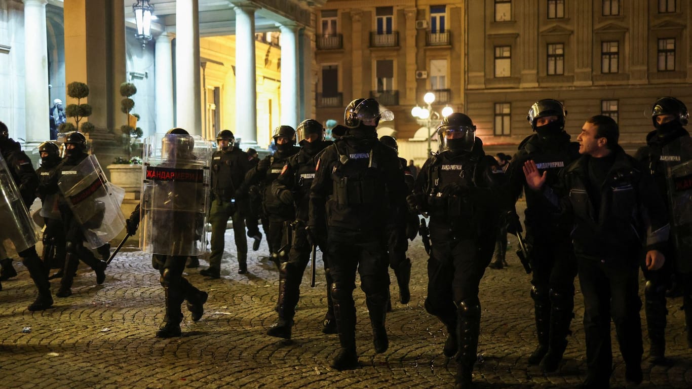 Polizisten stehen am Rathaus von Belgrad. Bei Protesten kam es zu Zusammenstößen.