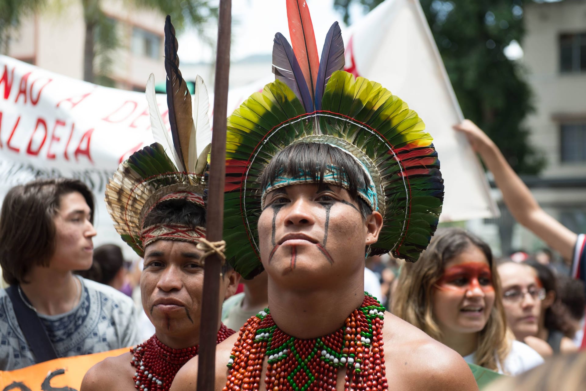 Brasilianische Indigene bei einer Demonstration (Archivbild): Nur wer ab 1988 vertrieben wurde, bekommt sein Land zurück.