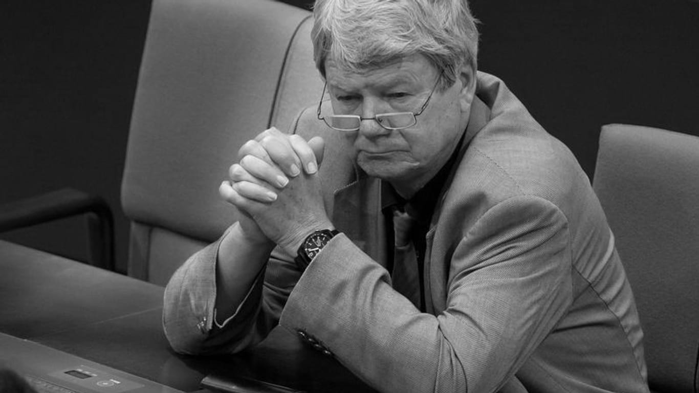 Wolfgang Wieland verfolgt eine Bundestagsdebatte über eine Flutopferhilfe im Jahr 2013(Archivbild): Der Grünen-Politiker und frühere Berliner Justizsenator Wolfgang Wieland ist tot.
