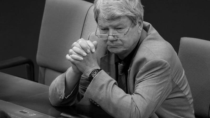 Wolfgang Wieland verfolgt eine Bundestagsdebatte über eine Flutopferhilfe im Jahr 2013(Archivbild): Der Grünen-Politiker und frühere Berliner Justizsenator Wolfgang Wieland ist tot. Wolfgang Wieland verfolgt eine Bundestagsdebatte über eine Flutopferhilfe im Jahr 2013(Archivbild): Der Grünen-Politiker und frühere Berliner Justizsenator Wolfgang Wieland ist tot.