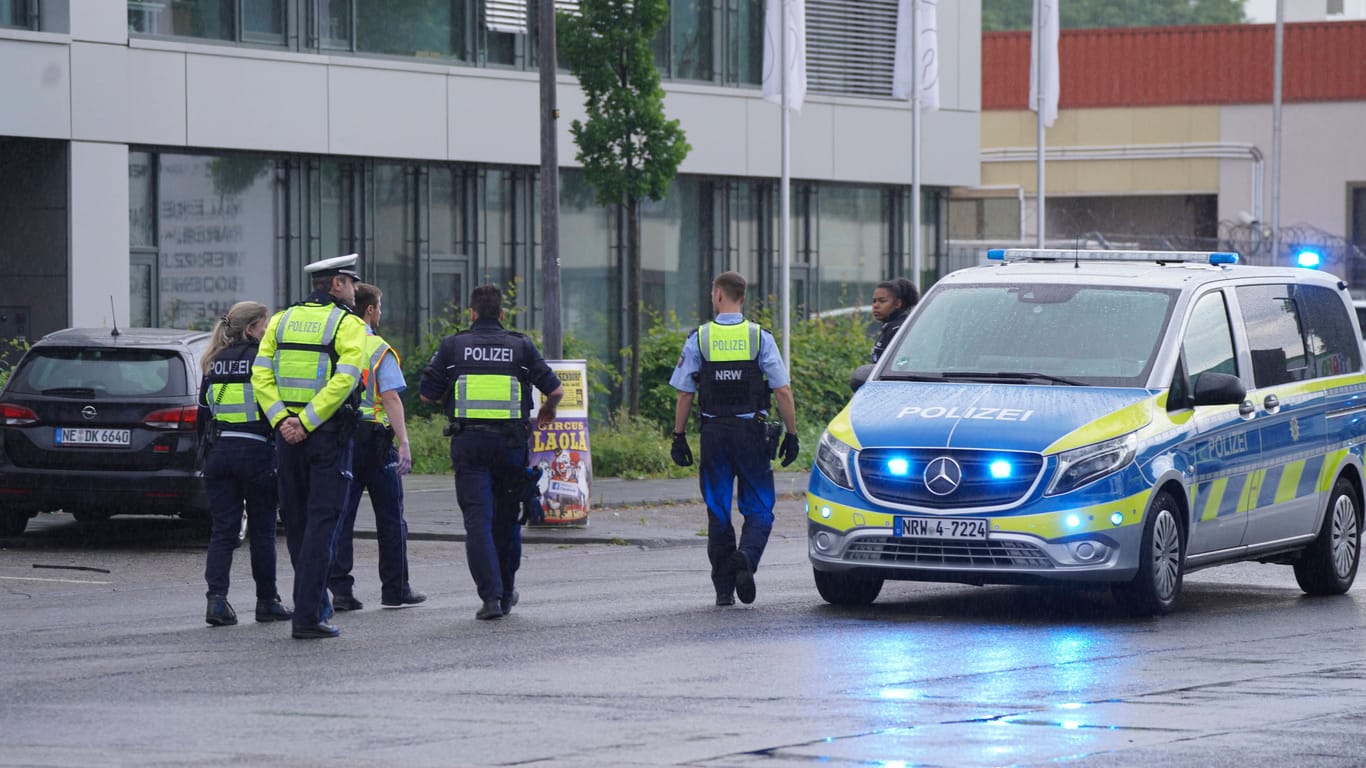 Polizeieinsatz in Köln-Bickendorf (Symbolfoto): Der Tod eines Mannes beschäftigt die Ermittler.
