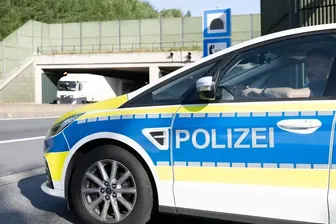 Ein Bundespolizist steht an der Ausfahrt der A17, nahe der deutsch-tschechischen Grenze: Am Montagmorgen flüchtete ein Schleuser vor den Beamten.
