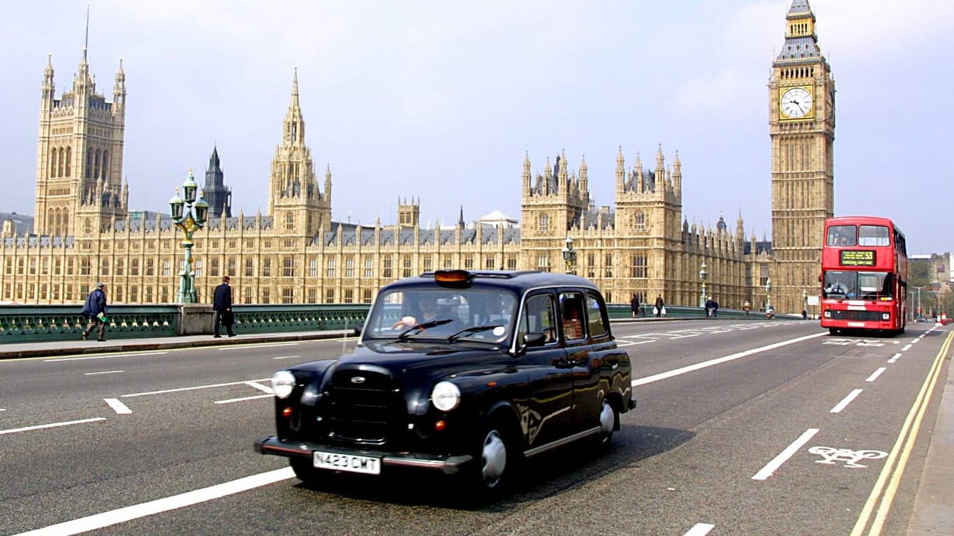 Auto auf der Westminster Bridge in London (Symbolbild): Im vergangenen Jahr erwischte die Polizei einen Mann, der noch länger ohne Führerschein unterwegs war.