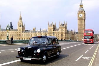 Auto auf der Westminster Bridge in London (Symbolbild): Im vergangenen Jahr erwischte die Polizei einen Mann, der noch länger ohne Führerschein unterwegs war.