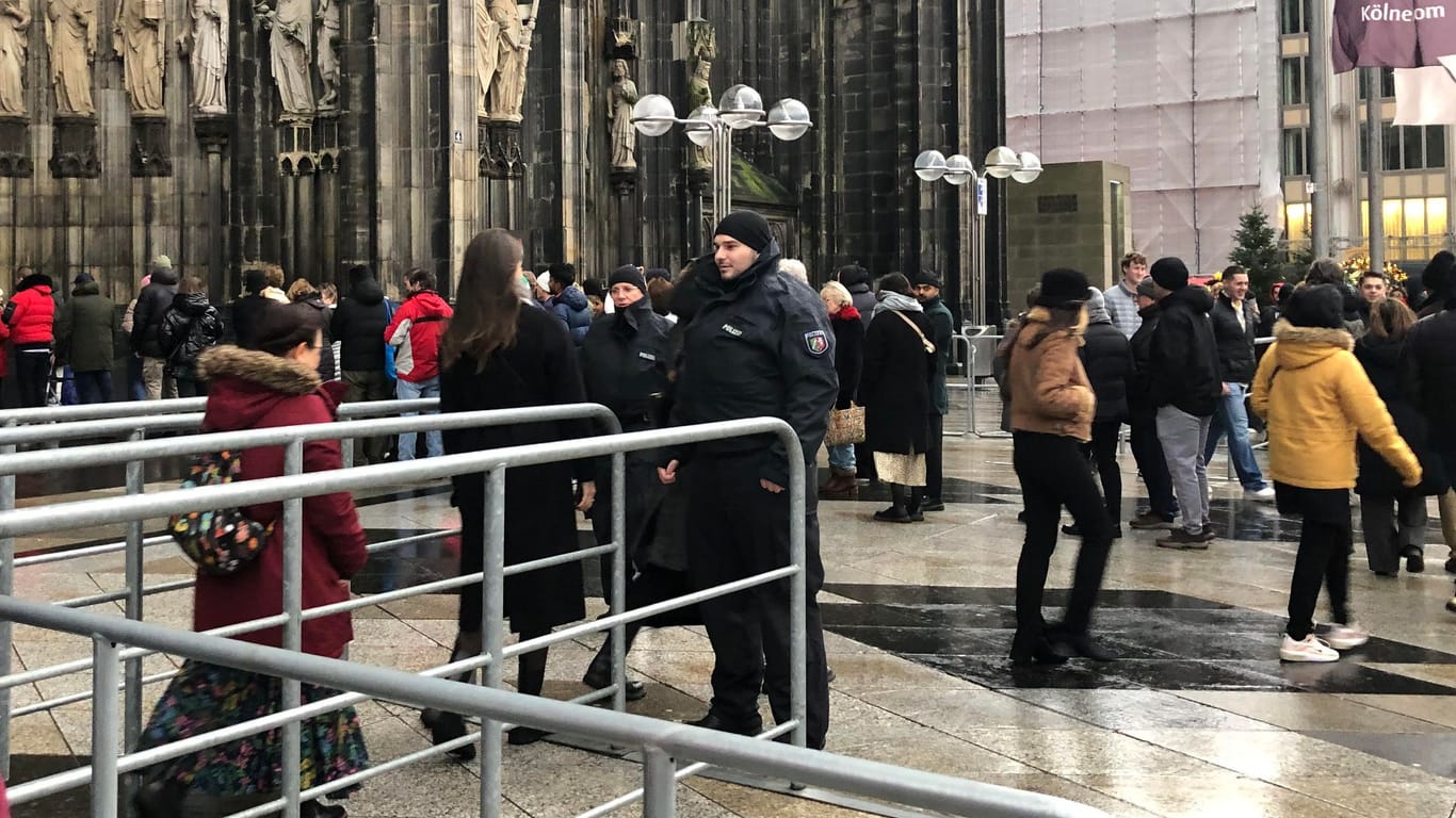 Heiligabend in Köln: Polizisten kontrollieren den Einlass in den Dom.