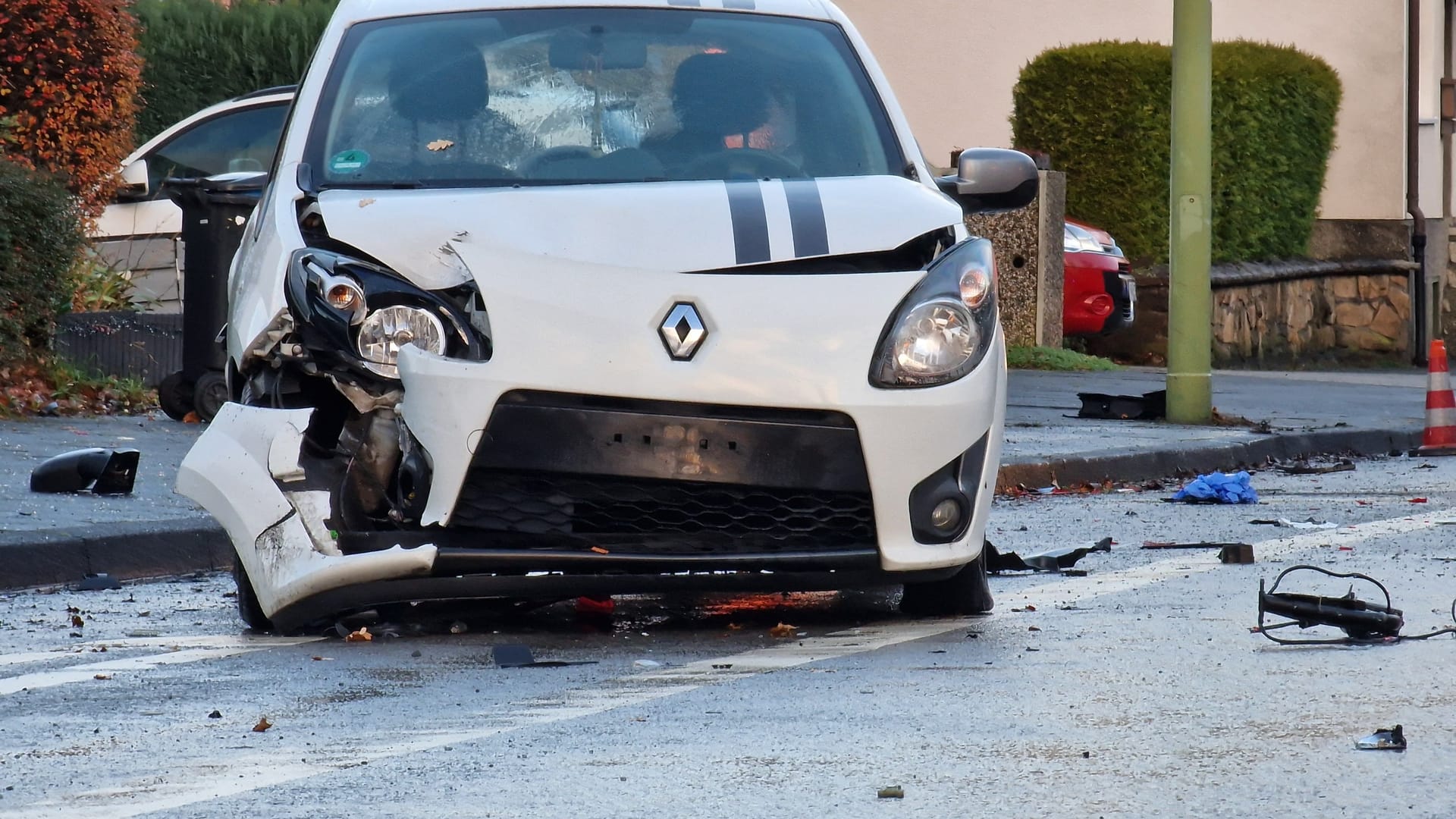 Die Wucht des Aufpralls war so stark, dass der Alfa Romeo weitere Autos beschädigte.