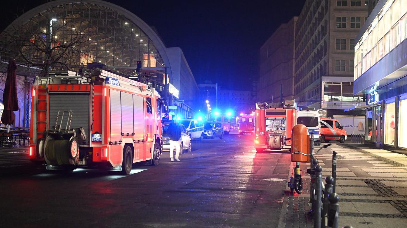 Blaulicht am Alexanderplatz (Archivbild): Ein junger Mann stürzte an der U-Bahn-Haltestelle ins Gleisbett.