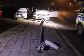 Der Fahrer aus Langenfeld fuhr mit seinem Mercedes eine Straßenlaterne um.