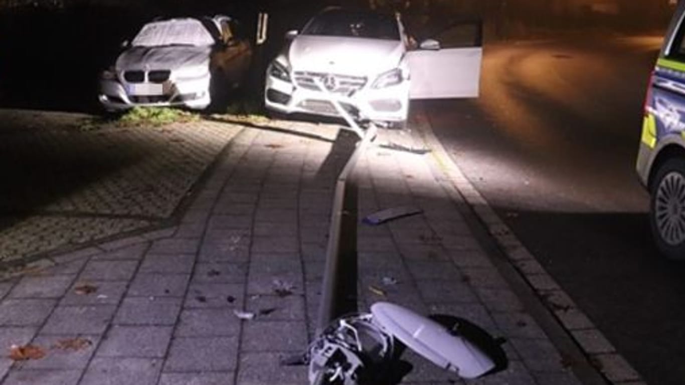Der Fahrer aus Langenfeld fuhr mit seinem Mercedes eine Straßenlaterne um.