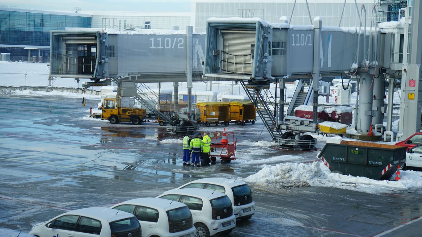 Deutschlands zweitgrößter Flughafen war seit Betriebsbeginn am Dienstagmorgen um 6 Uhr wegen Eisregens komplett gesperrt.