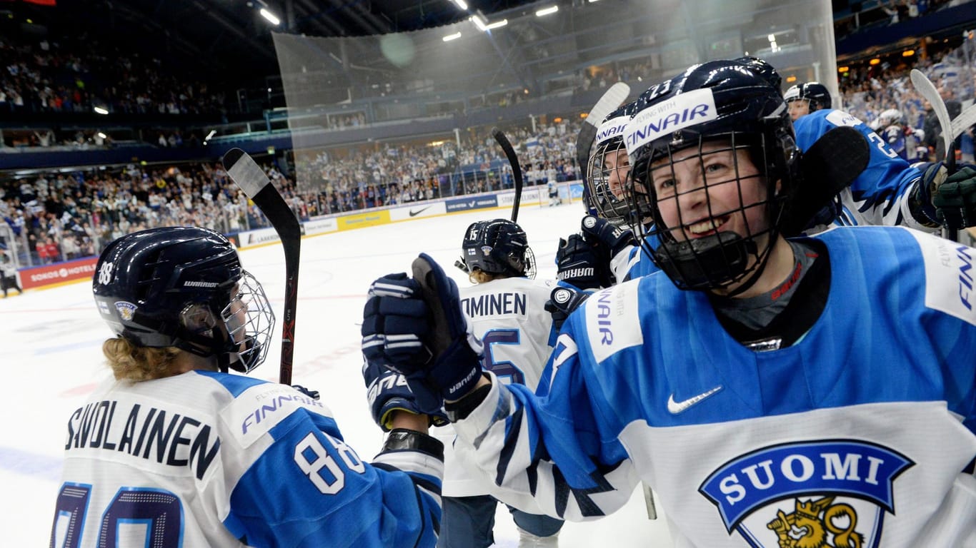 Ronja Savolainen (l) und Sanni Hakala