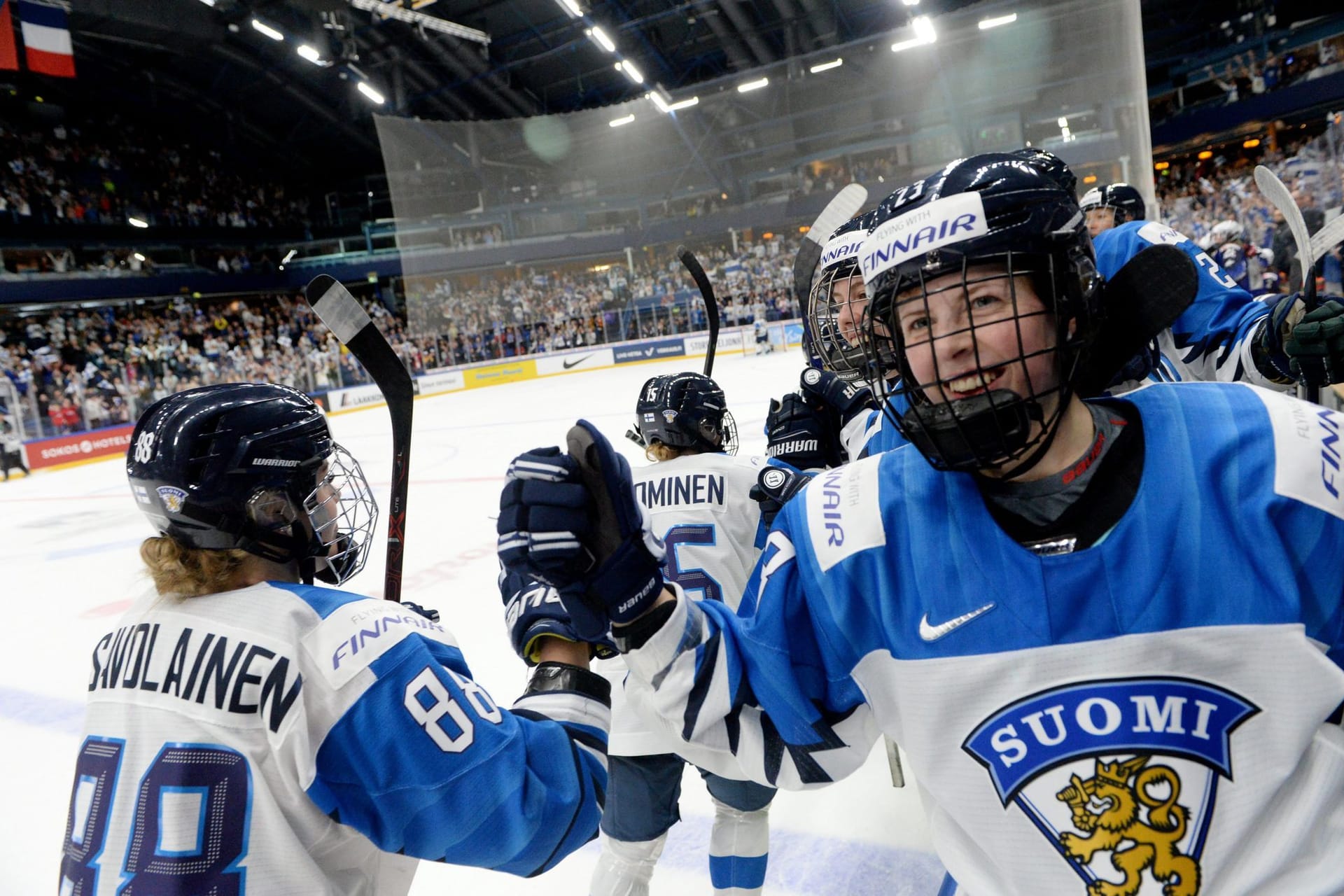 Ronja Savolainen (l) und Sanni Hakala